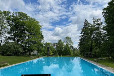 Wer hier wohnt, braucht nicht auf Urlaub zu fahren! Familiengartenwohnung – Pool – Tennisplatz