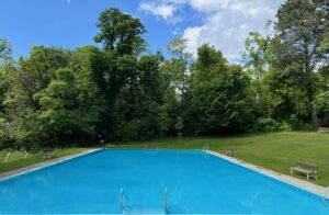 Wer hier wohnt, braucht nicht auf Urlaub zu fahren! Familiengartenwohnung – Pool – Tennisplatz