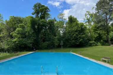 Wer hier wohnt, braucht nicht auf Urlaub zu fahren! Familiengartenwohnung – Pool – Tennisplatz