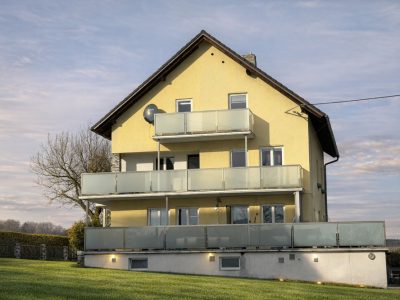 Hausansicht groß mit Rasen