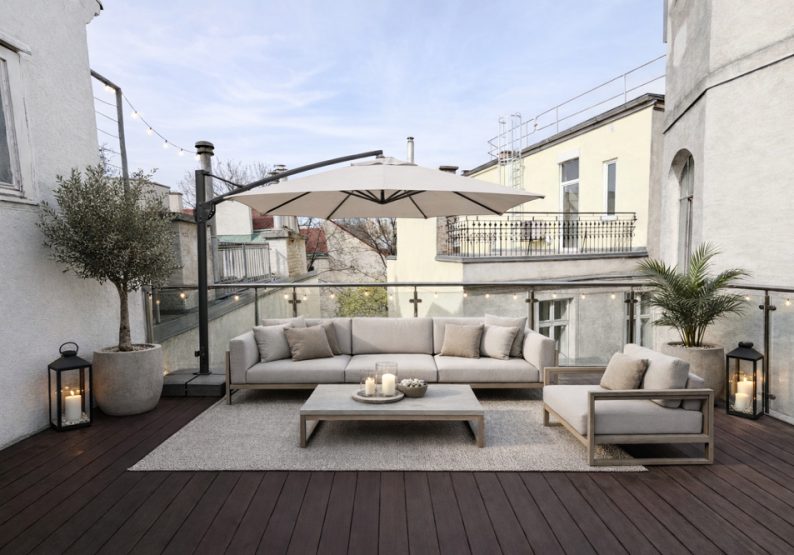 Terrasse mit Loungemöbel u. Schirm