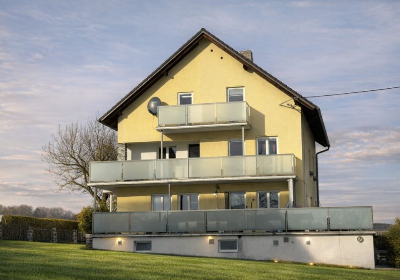 Hausansicht groß mit Rasen