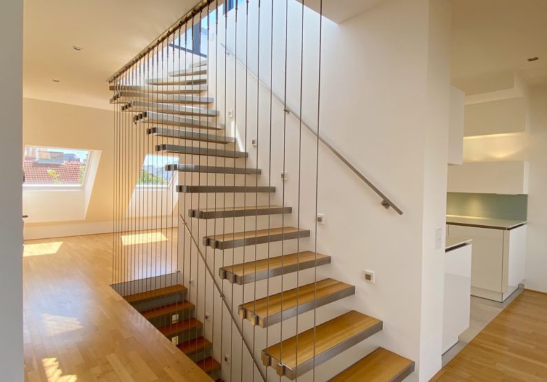 Top 9 Treppe oben