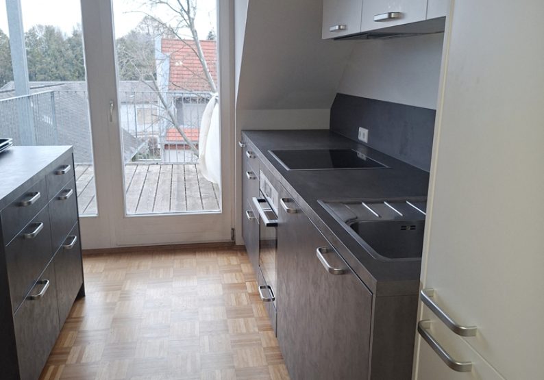 Küche mit Ausblick Balkon