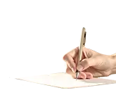 Hand hält Stift und schreibt auf Papier